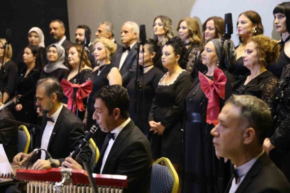 KEBAPÇISI DA DOKTORU DA BU KORODA: 25 KİŞİLİK KORO SAHNEYE ÇIKTI, İZLEYENLERİ MEST ETTİ