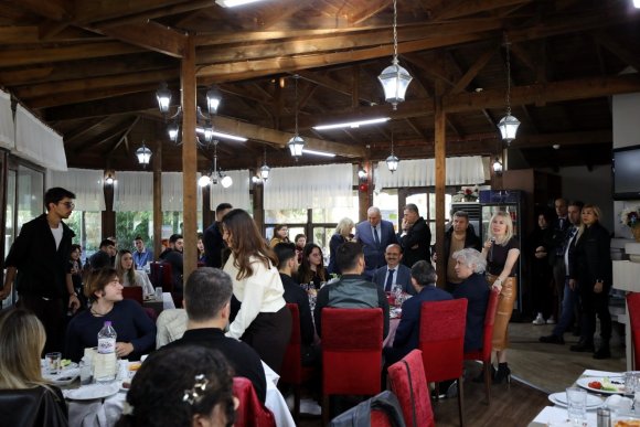 REKTÖR PROF. DR. ÖZKAN: "ÖĞRENCİLERİMİZİ SADECE ÜNİVERSİTENİN BİR PARÇASI OLARAK DEĞİL, BU KURUMUN NEFESİ, ENERJİSİ VE GELECEĞİ OLARAK GÖRÜYORUM"