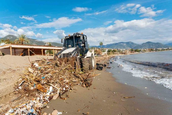 ALANYA’DA YAĞIŞIN İZLERİ SİLİNMEYE ÇALIŞILIYOR