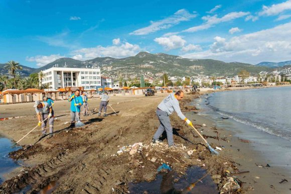 ALANYA’DA YAĞIŞIN İZLERİ SİLİNMEYE ÇALIŞILIYOR