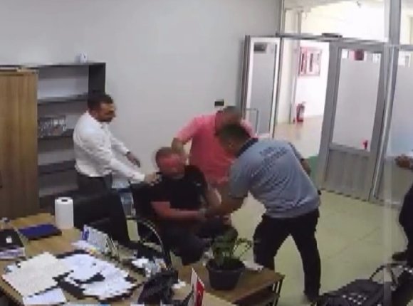 BELEDİYE ÖNÜNDE KENDİSİNİ ATEŞE VERMİŞTİ: OLAYIN KAMERA GÖRÜNTÜLERİ ORTAYA ÇIKTI