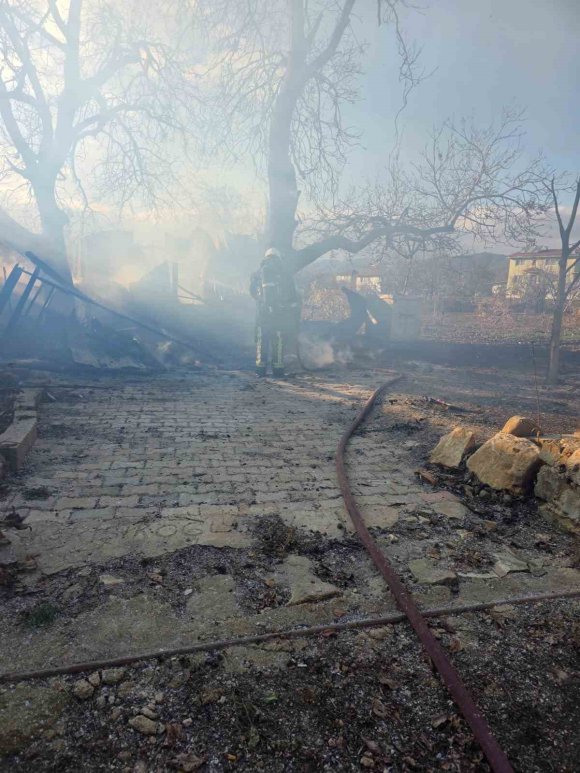 KORKUTELİ’NDE YANAN EV KULLANILAMAZ HALE GELDİ