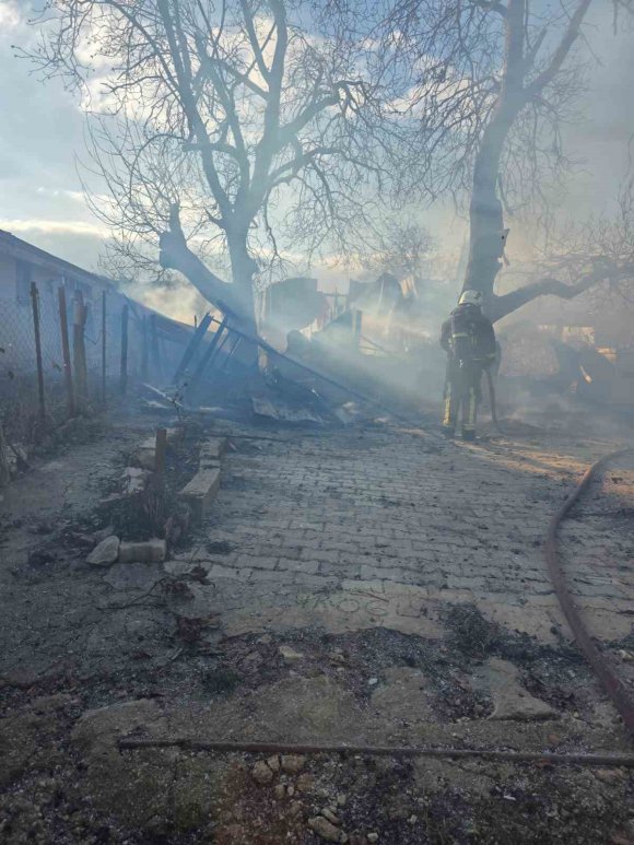 KORKUTELİ’NDE YANAN EV KULLANILAMAZ HALE GELDİ