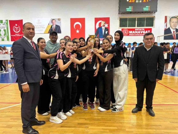 HEM ÖĞRENCİ, HEM OKUL MÜDÜRÜ OLARAK VOLEYBOLDA KUPALAR KALDIRMAYI BAŞARDI