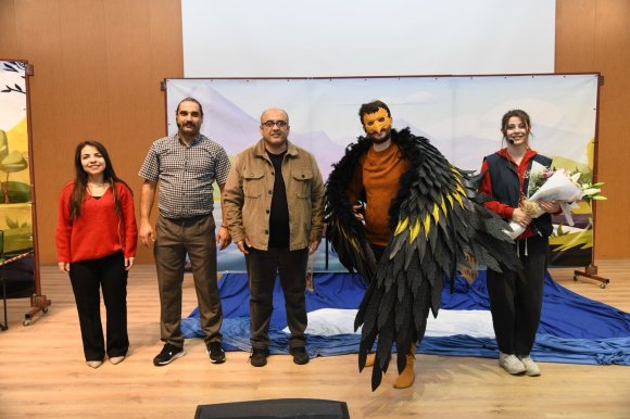 OSMANİYE’DE MİNİKLER "RONNİE-GÖLDEKİ FISILTI" OYUNUYLA TİYATRO ŞÖLENİ YAŞADI