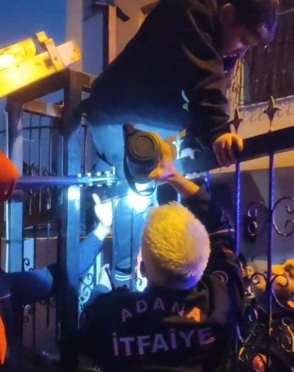 BACAĞINA DEMİR KORKULUK SAPLANAN ÇOCUK HASTANEYE KALDIRILDI