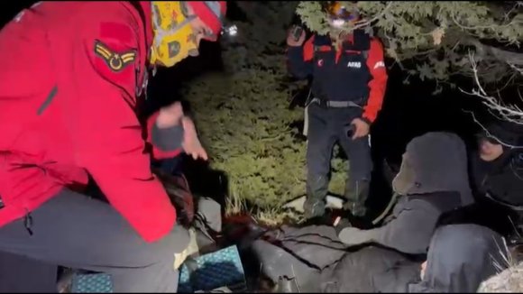 KARLA KAPLI DAĞA TIRMANIP MAHSUR KALAN 3 ARKADAŞ KURTARILDI
