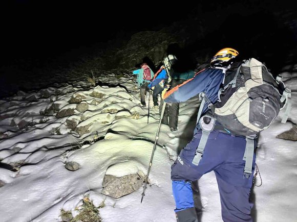 KARLA KAPLI DAĞA TIRMANIP MAHSUR KALAN 3 ARKADAŞ KURTARILDI