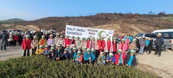 ÖĞRENCİLER, ORMAN YANGININDA ZARAR GÖREN ALANA FİDAN DİKTİ