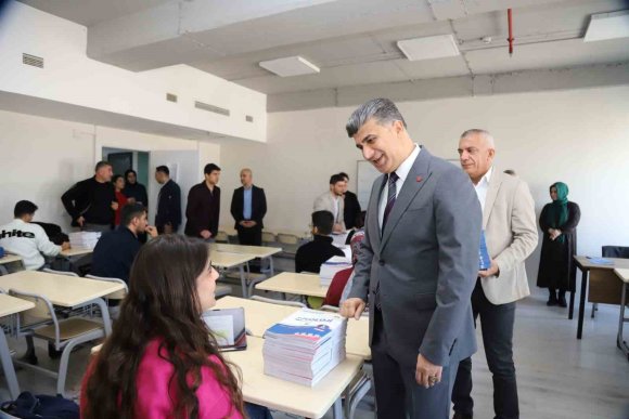 AKDENİZ BELEDİYESİNDEN GENÇLERE KAYNAK KİTAP DESTEĞİ