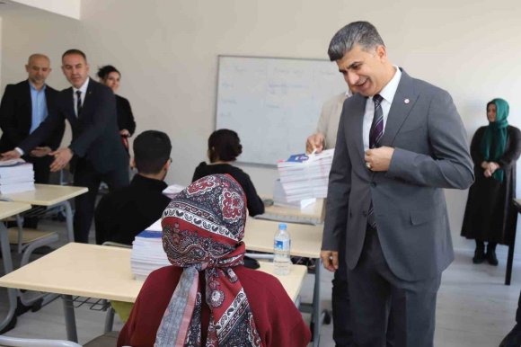 AKDENİZ BELEDİYESİNDEN GENÇLERE KAYNAK KİTAP DESTEĞİ