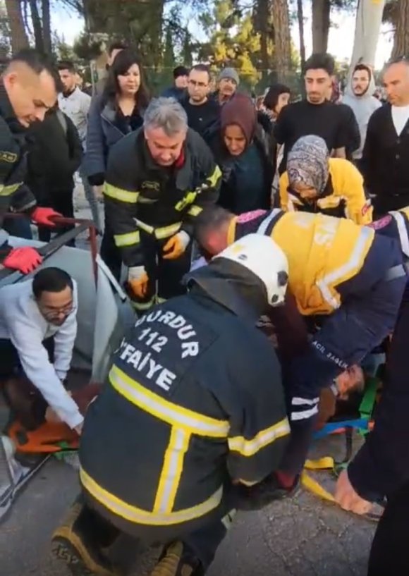 BURDUR’DA MİNİBÜSLE ÜÇ TEKERLEKLİ MOTOSİKLET ÇARPIŞTI: 2 YARALI