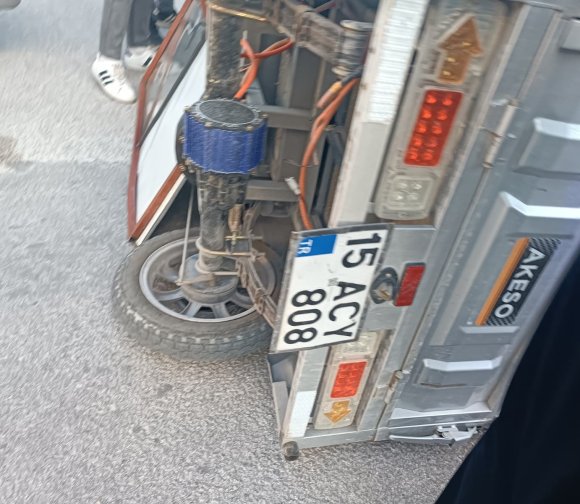 BURDUR’DA MİNİBÜSLE ÜÇ TEKERLEKLİ MOTOSİKLET ÇARPIŞTI: 2 YARALI