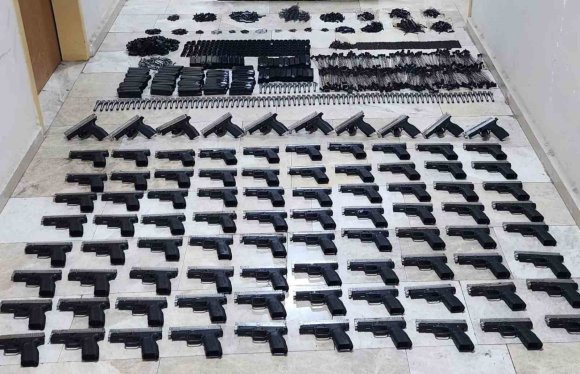 BAGAJDAN SİLAH DEPOSU GİBİ 90 ADET RUHSATSIZ TABANCI ÇIKTI