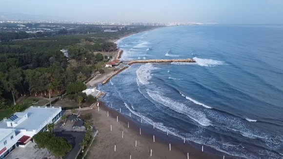 DOĞU AKDENİZ’DE DEV DALGALAR KIYILARI DÖVDÜ
