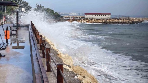 DOĞU AKDENİZ’DE DEV DALGALAR KIYILARI DÖVDÜ
