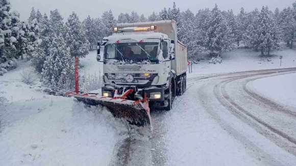MERSİN BÜYÜKŞEHİR BELEDİYESİ, KAR YAĞIŞINA KARŞI 13 İLÇEDE 7/24 TEYAKKUZDA