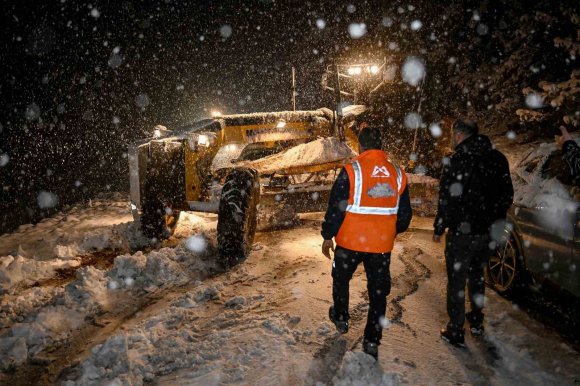 MERSİN BÜYÜKŞEHİR BELEDİYESİ, KAR YAĞIŞINA KARŞI 13 İLÇEDE 7/24 TEYAKKUZDA