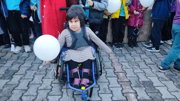 ÖĞRENCİLER GAZZELİ ÇOCUKLAR İÇİN BALONLARI GÖKYÜZÜNE BIRAKTI