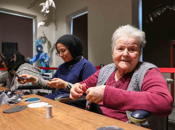 ATIK KUMAŞLAR KADINLARIN EMEĞİYLE YILBAŞI MASKOTLARINA DÖNÜŞTÜ