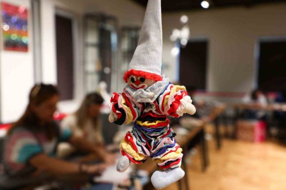 ATIK KUMAŞLAR KADINLARIN EMEĞİYLE YILBAŞI MASKOTLARINA DÖNÜŞTÜ