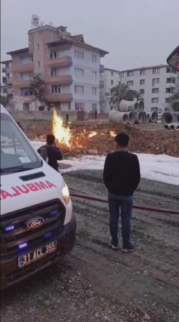 ŞANTİYE ÇALIŞMALARI ESNASINDA ZARAR VERİLEN DOĞALGAZ BORUSUNDAN ÇIKAN ALEVLERLE HAFİF TİCARİ ARAÇ YANDI