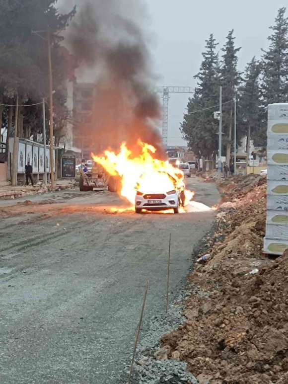 ŞANTİYE ÇALIŞMALARI ESNASINDA ZARAR VERİLEN DOĞALGAZ BORUSUNDAN ÇIKAN ALEVLERLE HAFİF TİCARİ ARAÇ YANDI