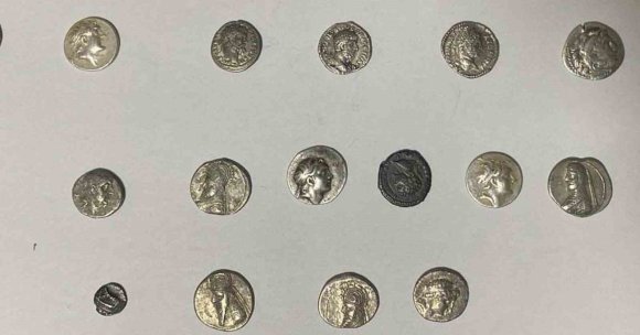 HATAY’DA 26 SİKKE KARGO İLE GÖNDERMEK ÜZEREYKEN ELE GEÇİRİLDİ