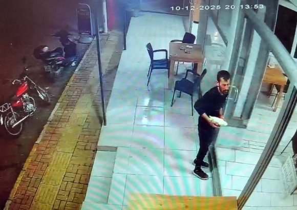 KENDİ SİLDİĞİ CAMI FARK ETMEYİP YÜZÜNÜ ÇARPAN GARSON NEYE UĞRADIĞINI ŞAŞIRDI