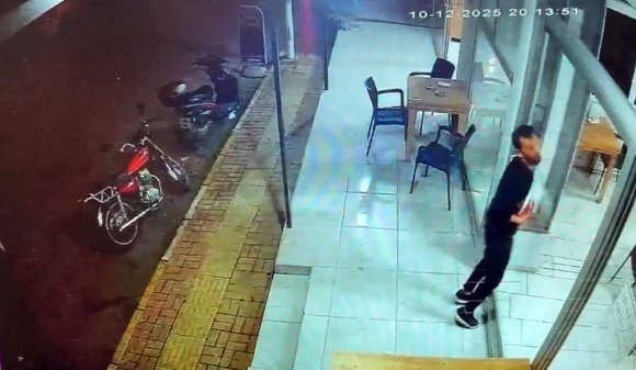 KENDİ SİLDİĞİ CAMI FARK ETMEYİP YÜZÜNÜ ÇARPAN GARSON NEYE UĞRADIĞINI ŞAŞIRDI