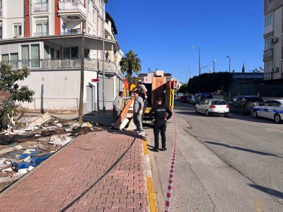 KEPEZDE MÜSTAKİL EV ÇEVRESİNDEKİ 2 KAMYON ÇÖP ATIK MALZEME TOPLANDI