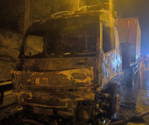 MERSİN’DE TIR YANARAK KULLANILAMAZ HALE GELDİ