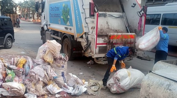 AKDENİZ’İN SOKAKLARI MOBİLYA VE HURDA ATIKLARDAN ARINDIRILIYOR