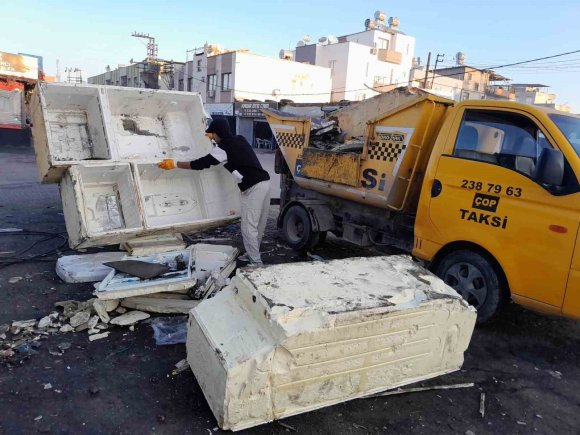 AKDENİZ’İN SOKAKLARI MOBİLYA VE HURDA ATIKLARDAN ARINDIRILIYOR