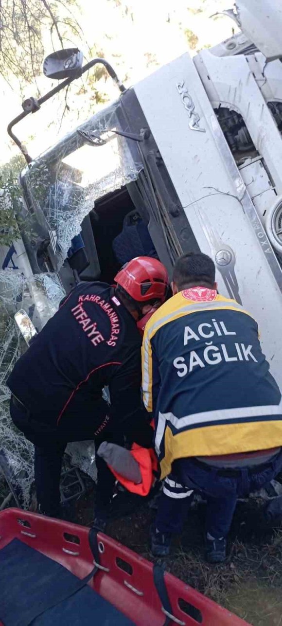 KAMYON UÇURUMA YUVARLANDI, SIKIŞAN SÜRÜCÜ KURTARILDI