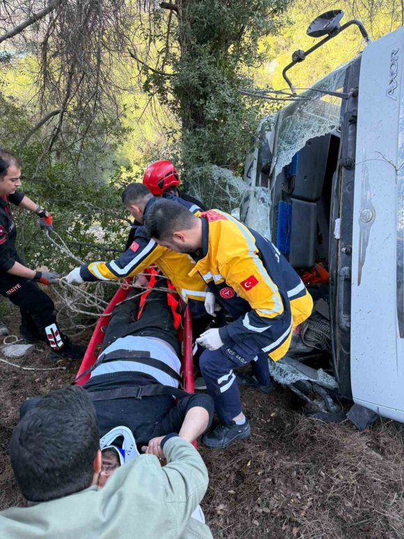 KAMYON UÇURUMA YUVARLANDI, SIKIŞAN SÜRÜCÜ KURTARILDI