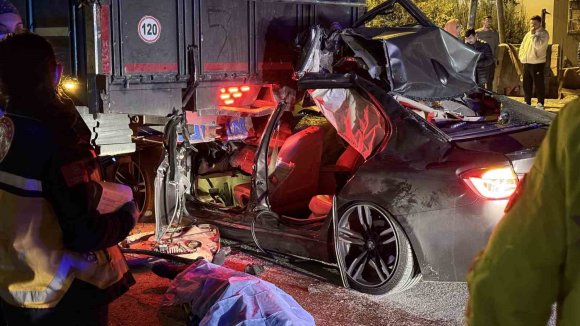 LÜKS OTOMOBİL KAMYONA OK GİBİ SAPLANDI: 1 ÖLÜ, 2 YARALI