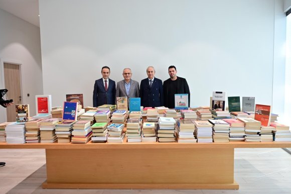PROF. DR. FAHRETTİN TIZLAK’TAN ANTALYA KÜTÜPHANESİ’NE 2000 KİTAPLIK DEĞERLİ BAĞIŞ