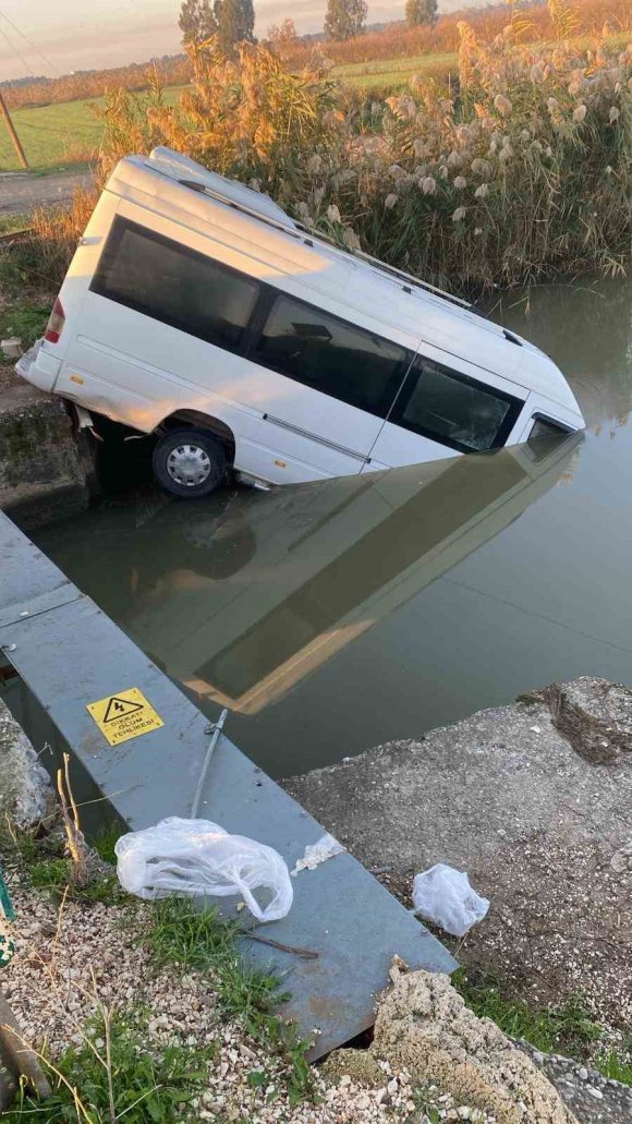 ANTALYA’DA MİNİBÜS SULAMA KANALINA UÇTU