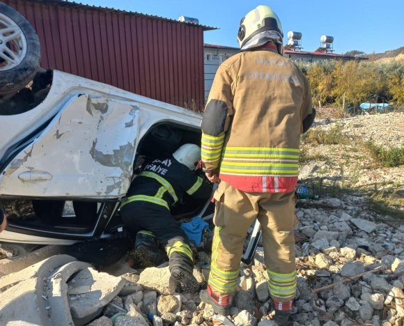 SAMANDAĞ’DA TAKLA ATAN OTOMOBİLİN SÜRÜCÜSÜ YARALANDI
