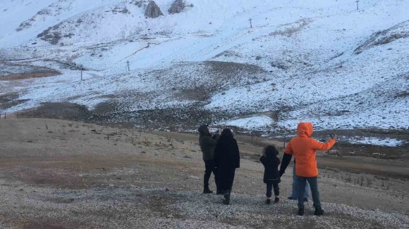 AKDENİZ’İN İNCİSİ DAVRAZ KAYAK MERKEZİ KAR HASRETİYLE SEZONA BAŞLADI