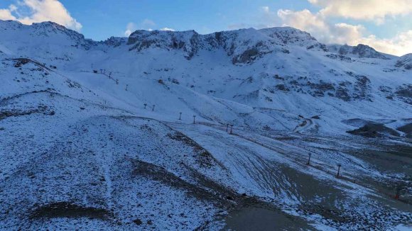 AKDENİZ’İN İNCİSİ DAVRAZ KAYAK MERKEZİ KAR HASRETİYLE SEZONA BAŞLADI
