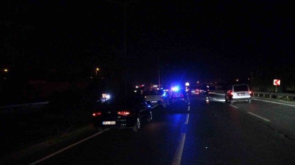 AĞILDAN KAÇAN İNEK, ARAÇLARIN ÇARPMASI SONUCU TELEF OLDU