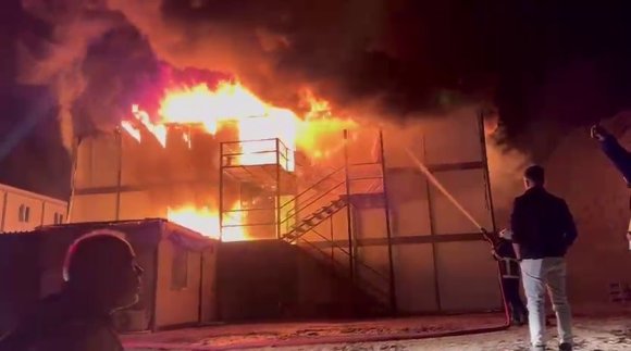 İŞÇİLERİN KALDIĞI KONTEYNER ALEVLERE TESLİM OLDU