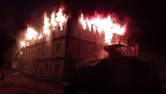 İŞÇİLERİN KALDIĞI KONTEYNER ALEVLERE TESLİM OLDU