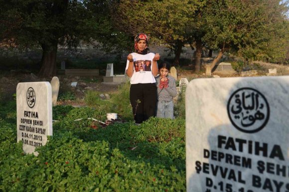 ENKAZ ALTINDAKİ KARDEŞİYLE YAPTIĞI KONUŞMAYI UNUTAMAYAN KADIN, YAĞMUR APARTMANI’NDA KAYBETTİĞİ 13 YAKINI İÇİN ADALET İSTİYOR