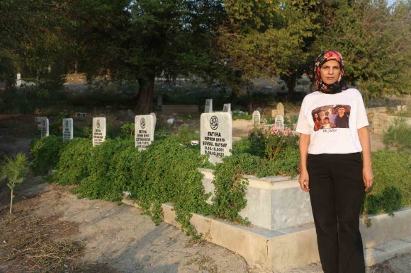 ENKAZ ALTINDAKİ KARDEŞİYLE YAPTIĞI KONUŞMAYI UNUTAMAYAN KADIN, YAĞMUR APARTMANI’NDA KAYBETTİĞİ 13 YAKINI İÇİN ADALET İSTİYOR