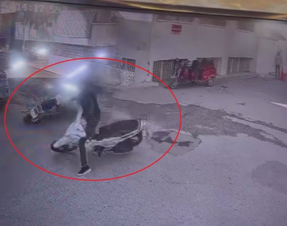 MOTOSİKLETLERİN KAFA KAFAYA ÇARPIŞTIĞI ANLAR KAMERAYA YANSIDI