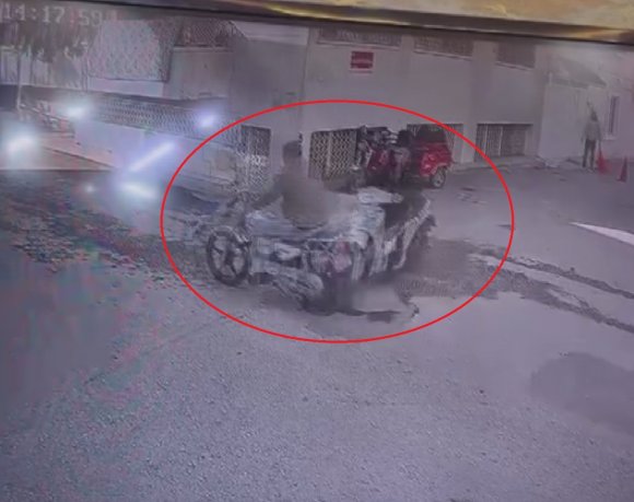 MOTOSİKLETLERİN KAFA KAFAYA ÇARPIŞTIĞI ANLAR KAMERAYA YANSIDI