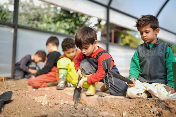 MİNİK ELLER TOHUMLARI TOPRAKLA BULUŞTURDU